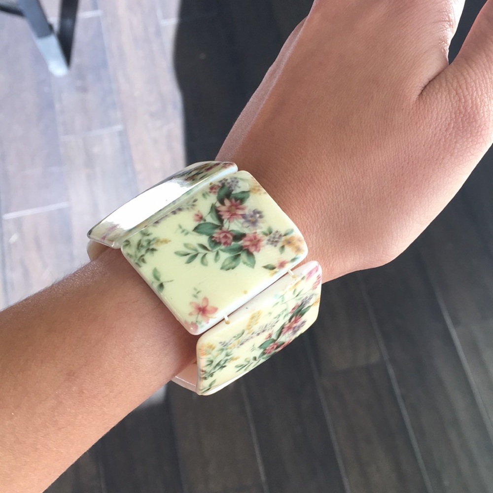 Shell Floral Bracelet - Picture 4 of 5